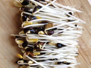 韭菜炒豆芽,如果发的豆芽有根须，要把根择去。