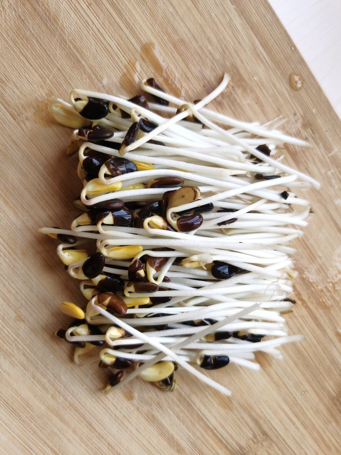 韭菜炒豆芽,如果发的豆芽有根须，要把根择去。