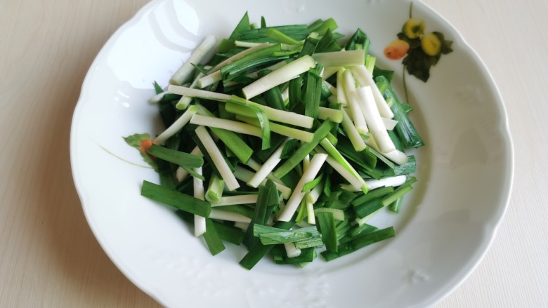 韭菜炒豆芽,将韭菜洗净控水切成段。