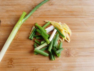 韭菜炒豆芽,生姜切成姜丝，小葱切成葱段。