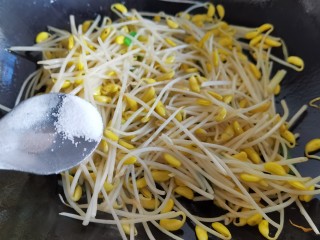 韭菜炒豆芽,加入少许的食盐。