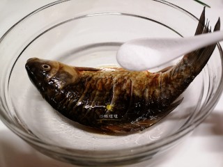 剁椒鲫鱼,放入碗中加入适量蒸鱼豉油、花椒油、料酒和盐抹匀，腌制10分钟。