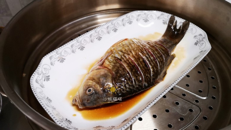 剁椒鲫鱼,将腌好的鱼放入锅中，鱼肚里放适量葱叶，大火蒸10分钟。