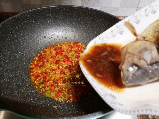 剁椒鲫鱼,将蒸鱼盘子里的汁倒入锅中。