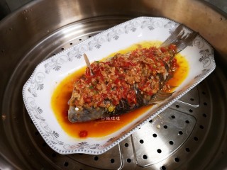 剁椒鲫鱼,将炒好的料汁浇在鱼背上。