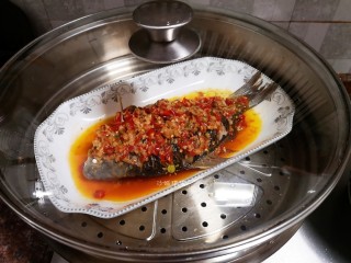 剁椒鲫鱼,盖上锅盖继续蒸5分钟即可。