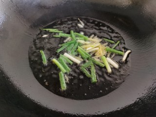 韭菜炒豆芽,炒锅放油，加入葱姜爆香。