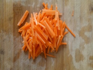 韭菜炒豆芽,胡萝卜去皮，切成丝