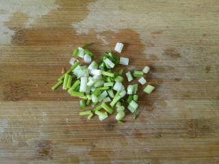 韭菜炒豆芽,小葱切碎