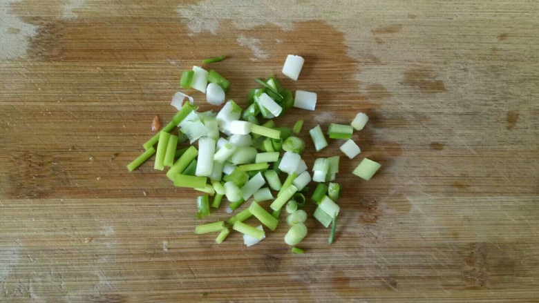 韭菜炒豆芽,小葱切碎