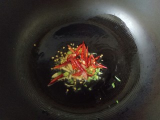 韭菜炒豆芽,放入葱、姜、红辣椒丝煸炒