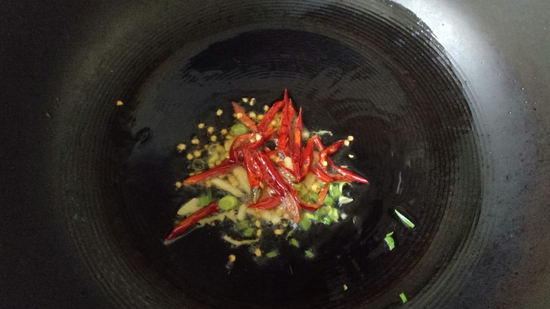 韭菜炒豆芽,放入葱、姜、红辣椒丝煸炒
