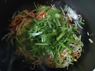 韭菜炒豆芽,食材都熟了，放入韭菜叶翻炒均匀