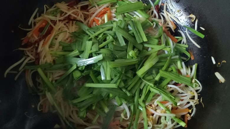 韭菜炒豆芽,食材都熟了，放入韭菜叶翻炒均匀