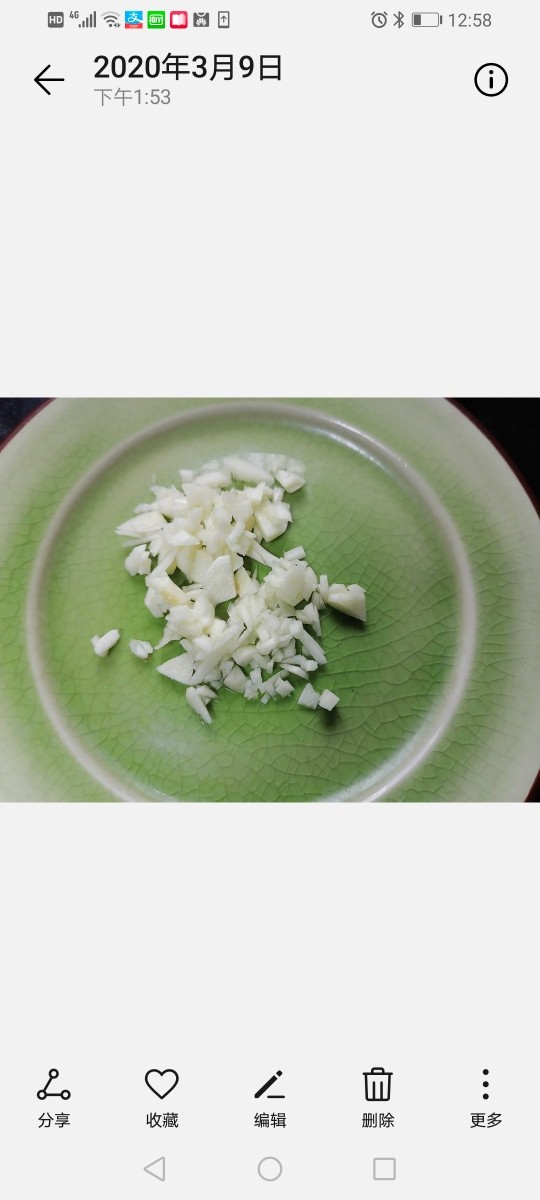 菠菜拌花生米,将大蒜头剁成蒜末
