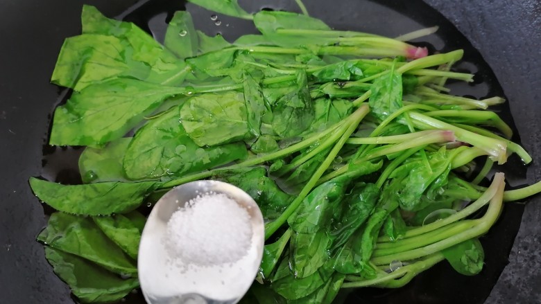 菠菜拌花生米,加入适量盐和油使菠菜更翠绿