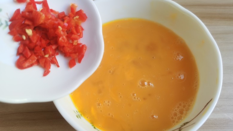 虾仁跑蛋,蛋液中加入切好的辣椒碎。