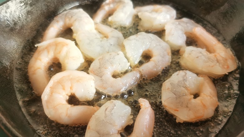 虾仁跑蛋,平底锅放油，放入虾仁两面煎一下。