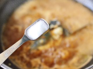 炖草鱼,锅中倒入适量的清水烧开后。根据个人口味加入适量的盐调味。