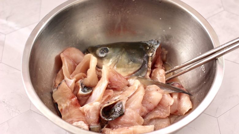 炖草鱼,把所有的食材搅拌均匀后，腌制半个小时。
