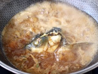 炖草鱼,大火继续炖煮10分钟左右，看见锅中汤汁浓稠时。