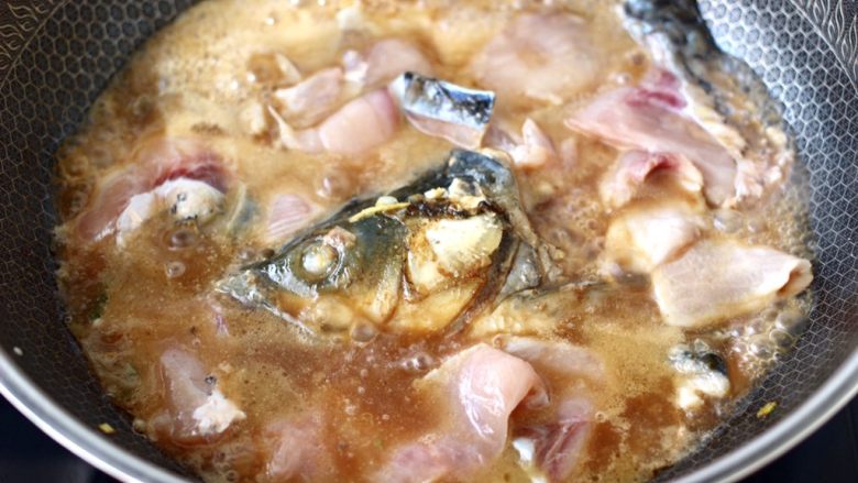 炖草鱼,加入腌制好的鱼片。
