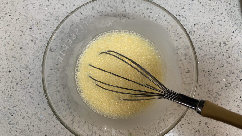 蛋挞（底部很酥的技巧）,用打蛋器充分搅拌均匀，细砂糖完全融化