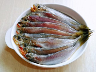酥炸小黄鱼,买回来的小黄鱼，特别新鲜，把小黄鱼清理干净，清水反复冲洗干净为止。