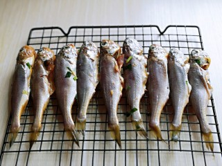 酥炸小黄鱼,腌制好的小黄鱼，放在网架上晾干。