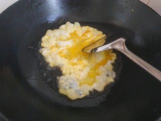 什锦炒饭,锅中放入适量植物油，倒入蛋液煎至成形
