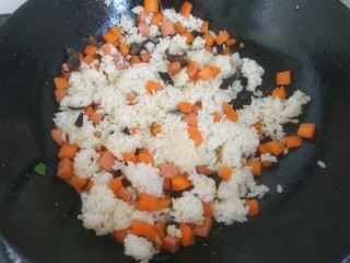 什锦炒饭,放入米饭，把米饭用铲子弄散
