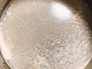 葡萄干馒头,温水中放入白糖再放入酵母粉搅拌一下