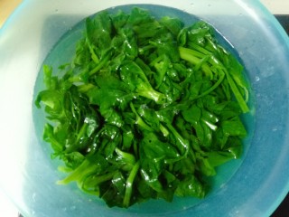 菠菜拌花生米,提前准备一盆凉白开，焯水的菠菜放入凉水中