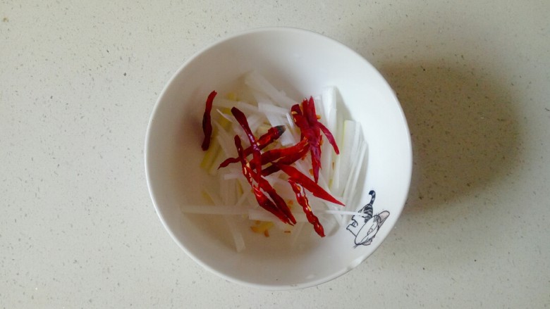 菠菜拌花生米,准备一个小碗，放入姜丝、葱丝、干红椒丝