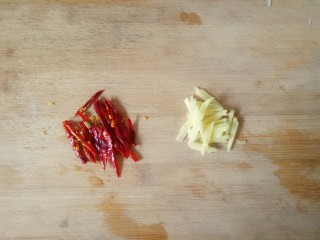 菠菜拌花生米,红辣椒切丝，生姜切丝