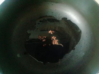 菠菜拌花生米,锅中放入适量油，加入花椒粒，煸炒至花椒香味关火