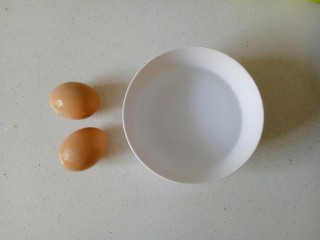 菠菜鸡蛋羹,准备鸡蛋，温开水，温水量我们用了鸡蛋壳量的，两个鸡蛋加了6个半鸡蛋壳