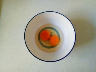 菠菜鸡蛋羹,两个鸡蛋打入碗中