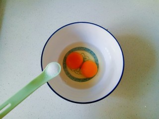 菠菜鸡蛋羹,加入少许盐和温开水