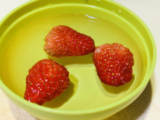 草莓山药,蒸山药的时候，把草莓用水洗净，