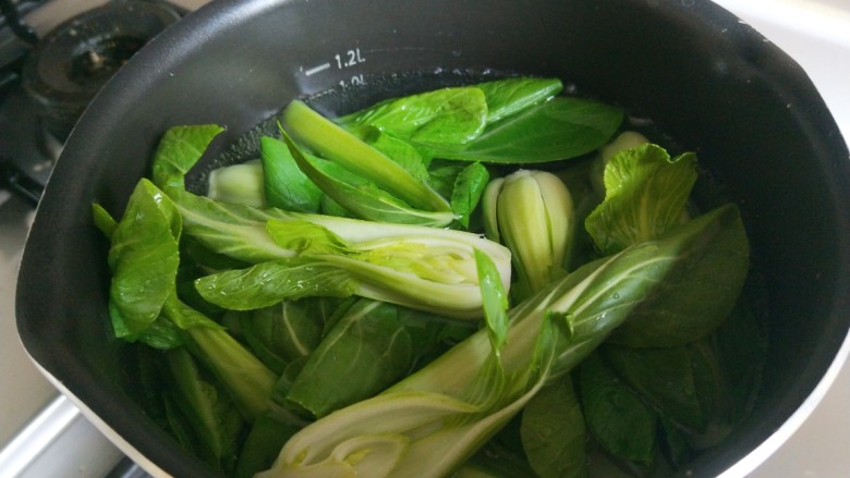 蒜蓉小油菜,油烧先焯一下水。