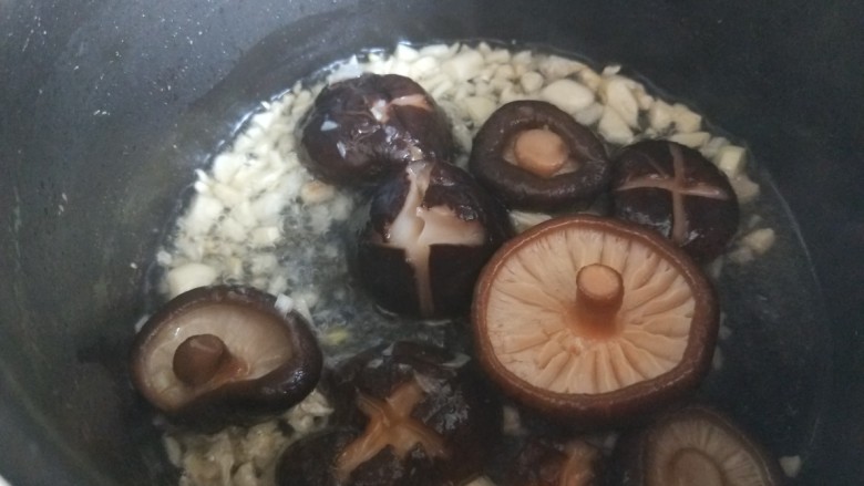 蒜蓉小油菜,倒入香菇。