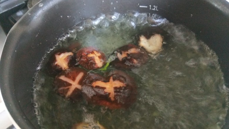 蒜蓉小油菜,在把香菇倒入锅中煮熟。