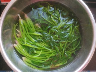 菠菜拌花生米,把菠菜捞出放入冷水中，多过几遍冷水，使菠菜保持翠绿
