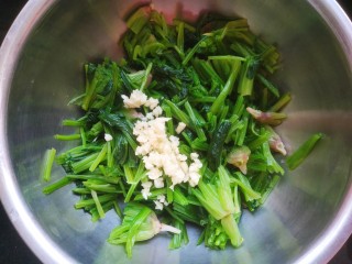 菠菜拌花生米,把菠菜和蒜末放入盆中