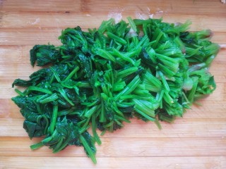 菠菜拌花生米,攥干水分，切成小段
