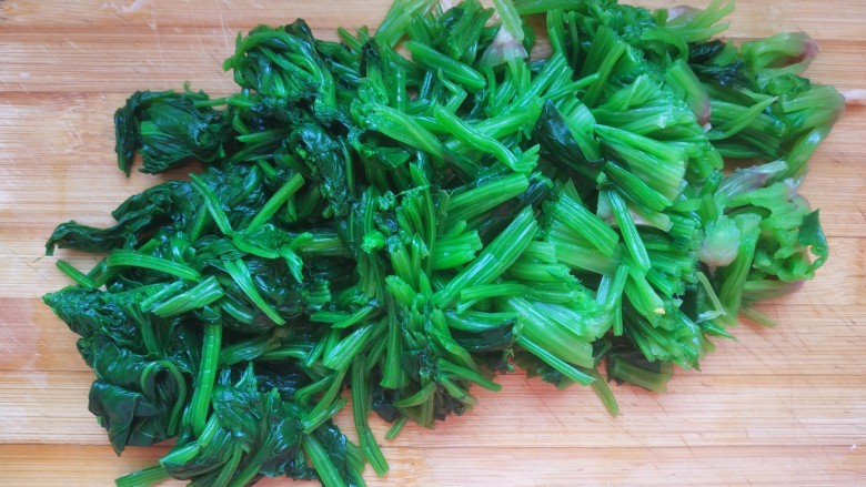 菠菜拌花生米,攥干水分，切成小段