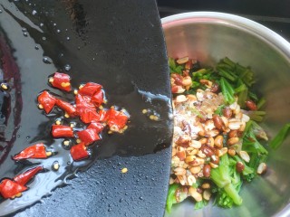 菠菜拌花生米,把花椒辣椒油浇到蒜末上