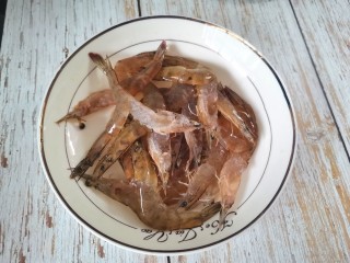 蒜蓉蒸大虾,虾去虾线洗净，头部对半切开尾部留三节