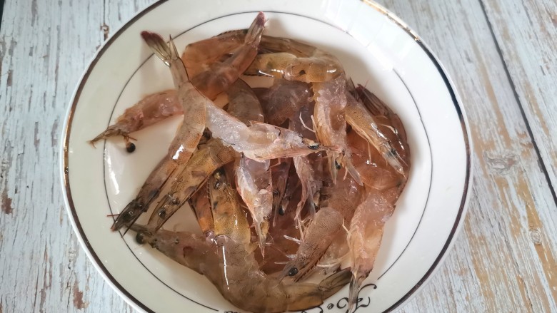 蒜蓉蒸大虾,虾去虾线洗净，头部对半切开尾部留三节